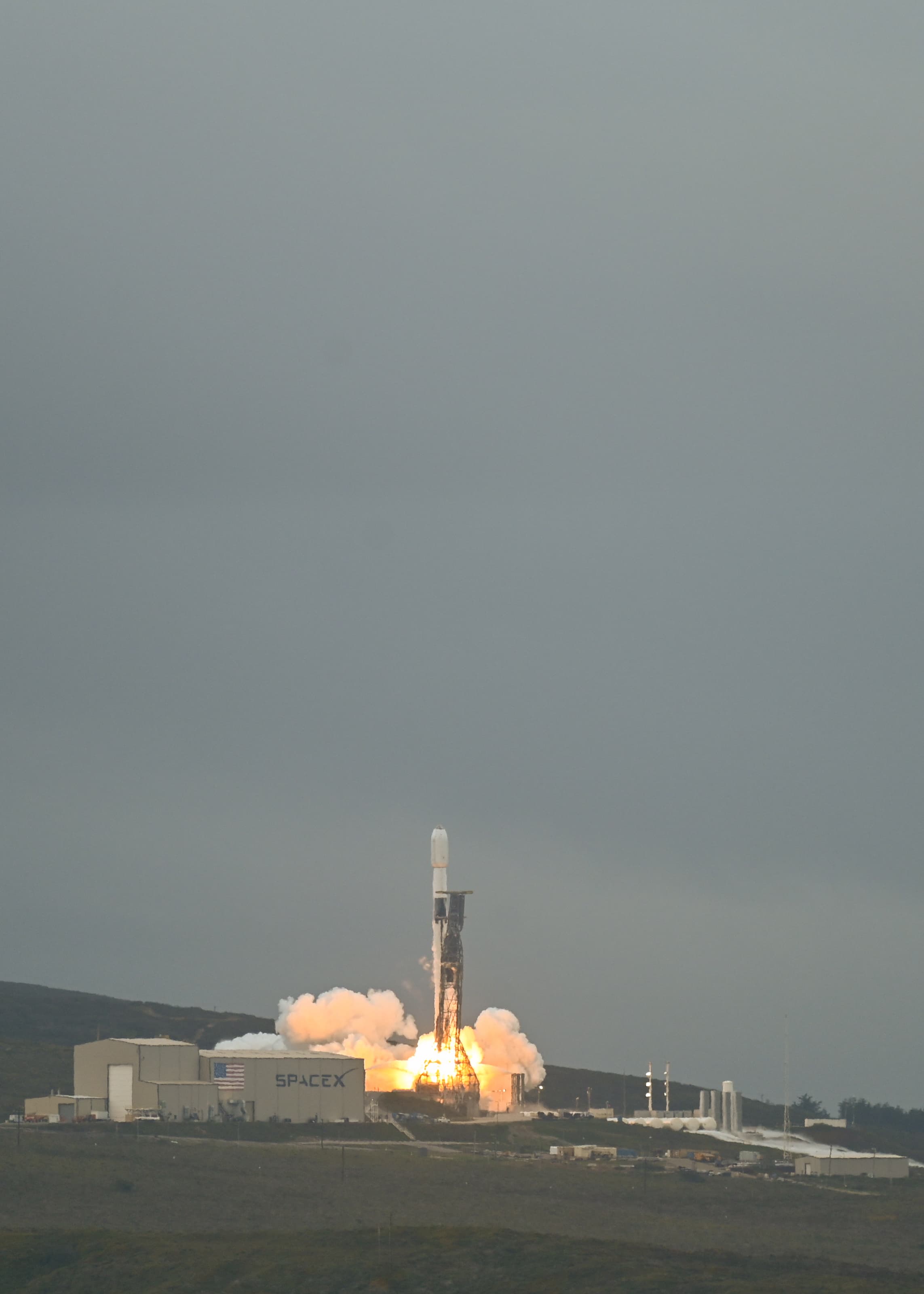 Falcon 9 Block 5 Flight 199 | Starlink Group 2-4