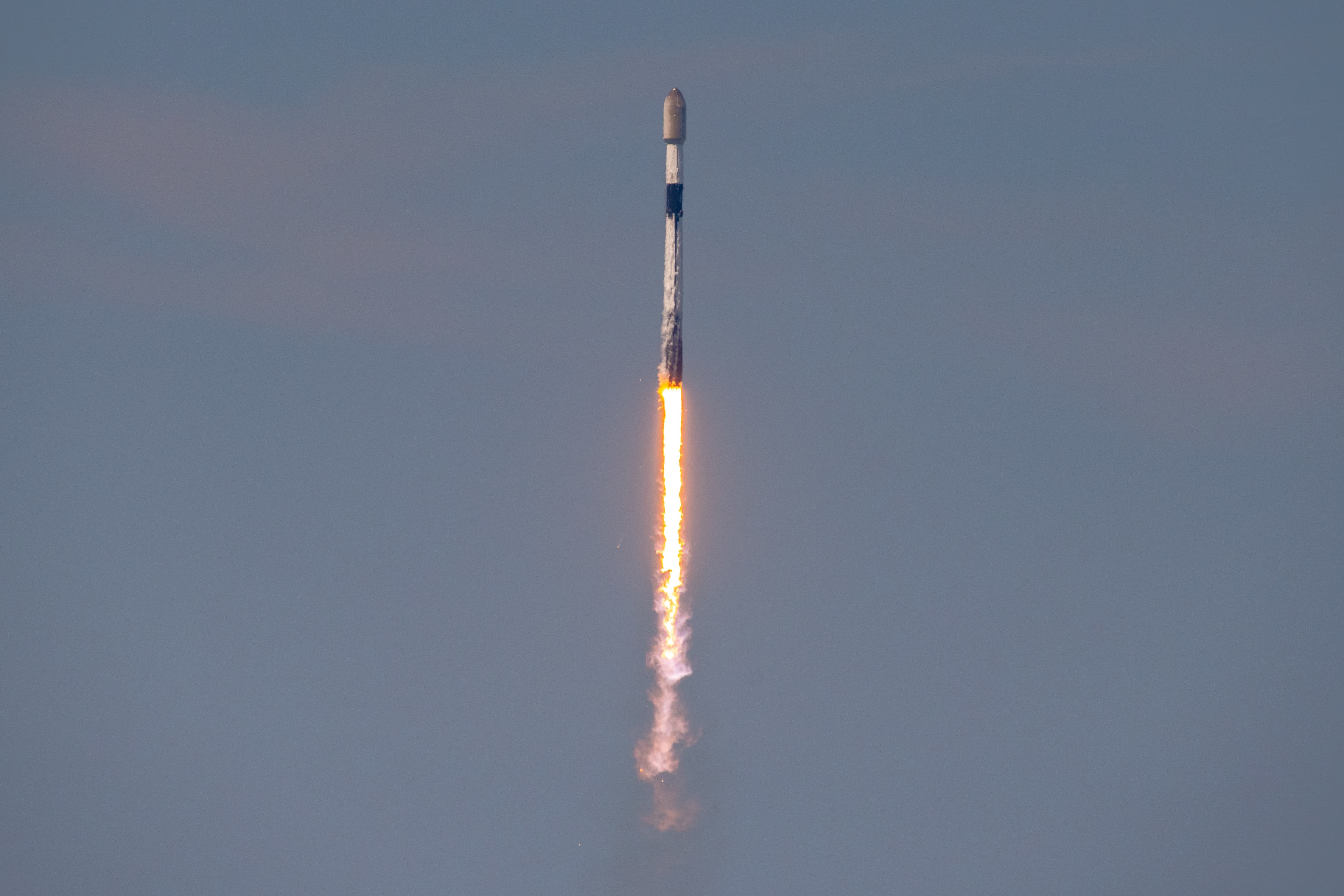 Falcon 9 Block 5 Flight 172 | Starlink Group 4-27