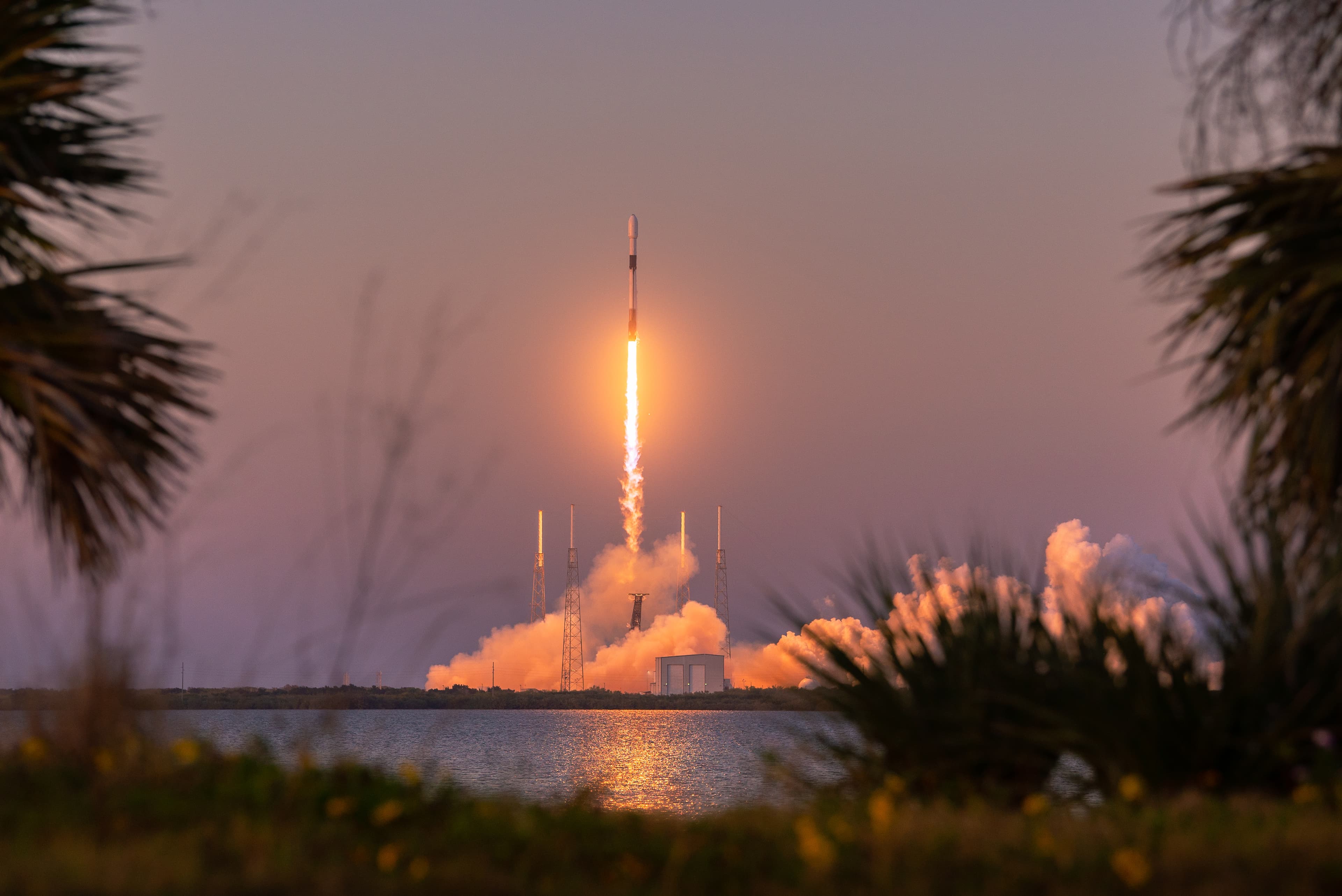 Falcon 9 Block 5 Flight 207 | Starlink Group 6-1